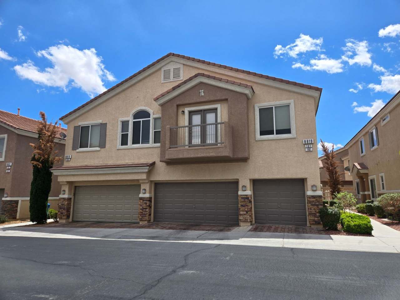 2 BED/2 BATH TOWNHOUSE WITH BALCONY  GARAGE at Arlington Ranch!!