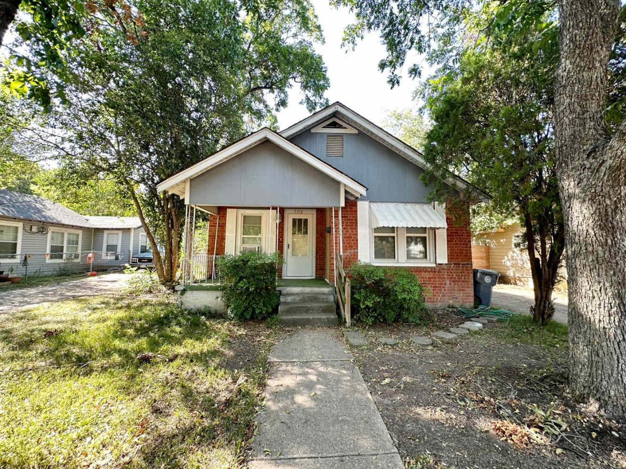 Charming 2/1 with an additional living room or a 3rd bedroom room