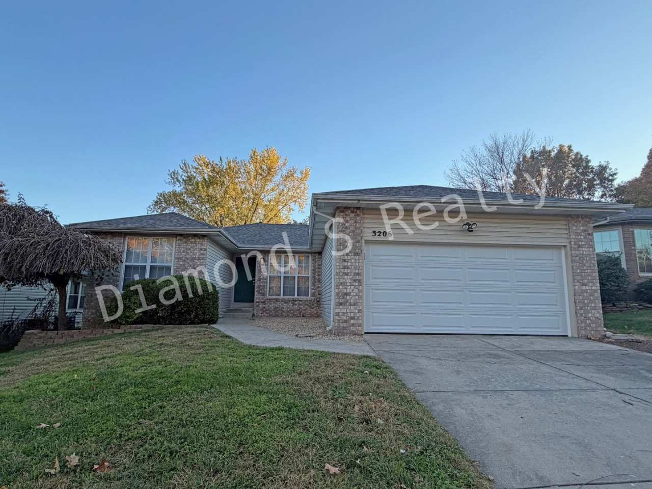 Charming 3 Bedroom in Desirable South Neighborhood!