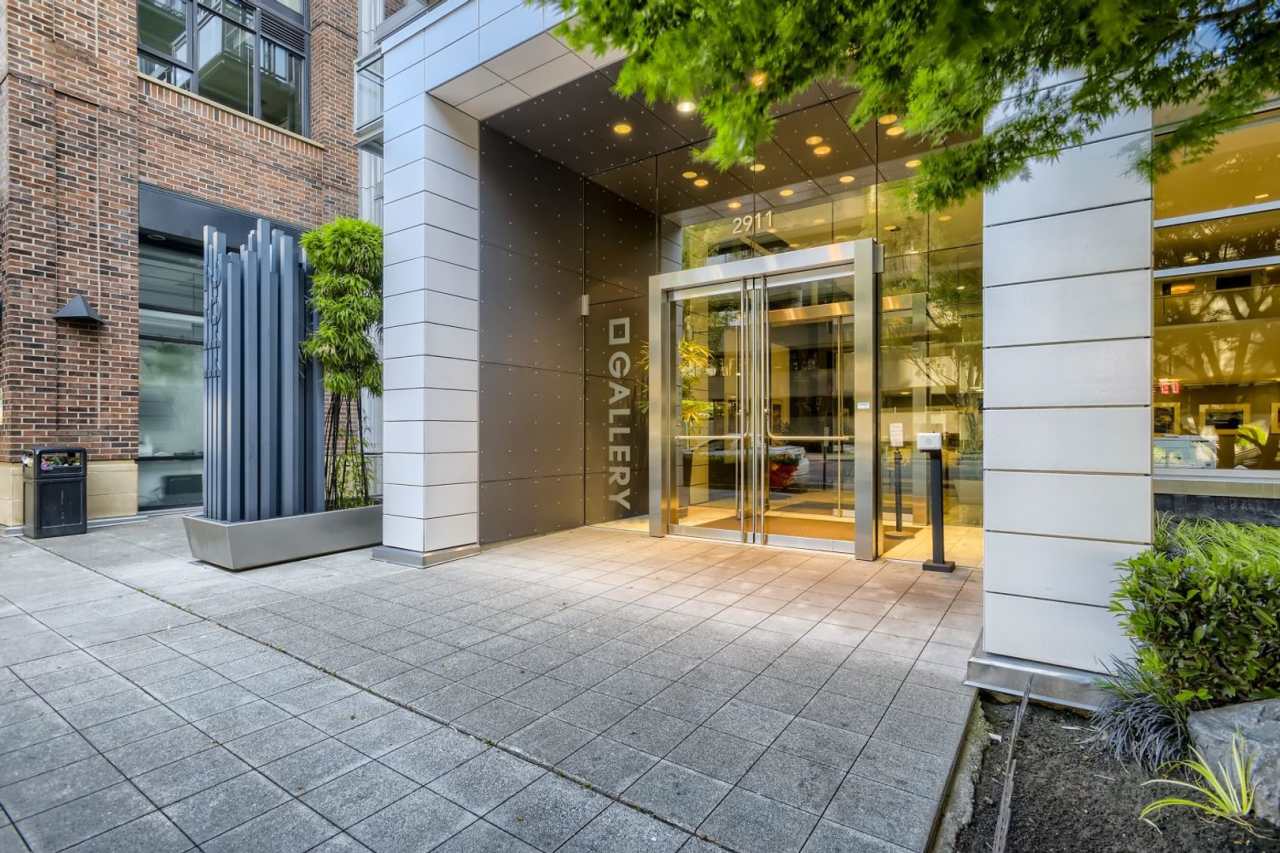 Gorgeous 2 Bed Unit @ The Gallery - Belltown Living at its Finest!