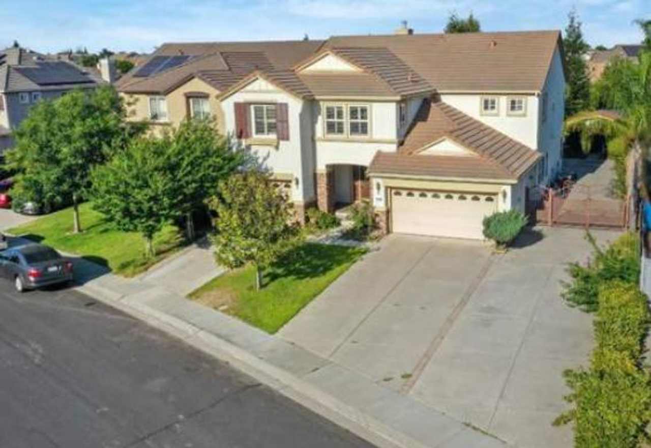 Beautiful home in a charming neighborhood!!! Easy access to shopping and highways!!