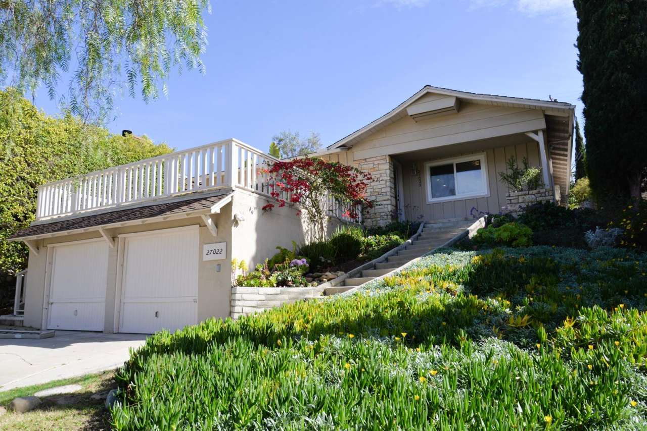 Entertainer's Delight!! Spacious 3 Bedroom 2 Bath home with LARGE deck  yard in Capo Beach!