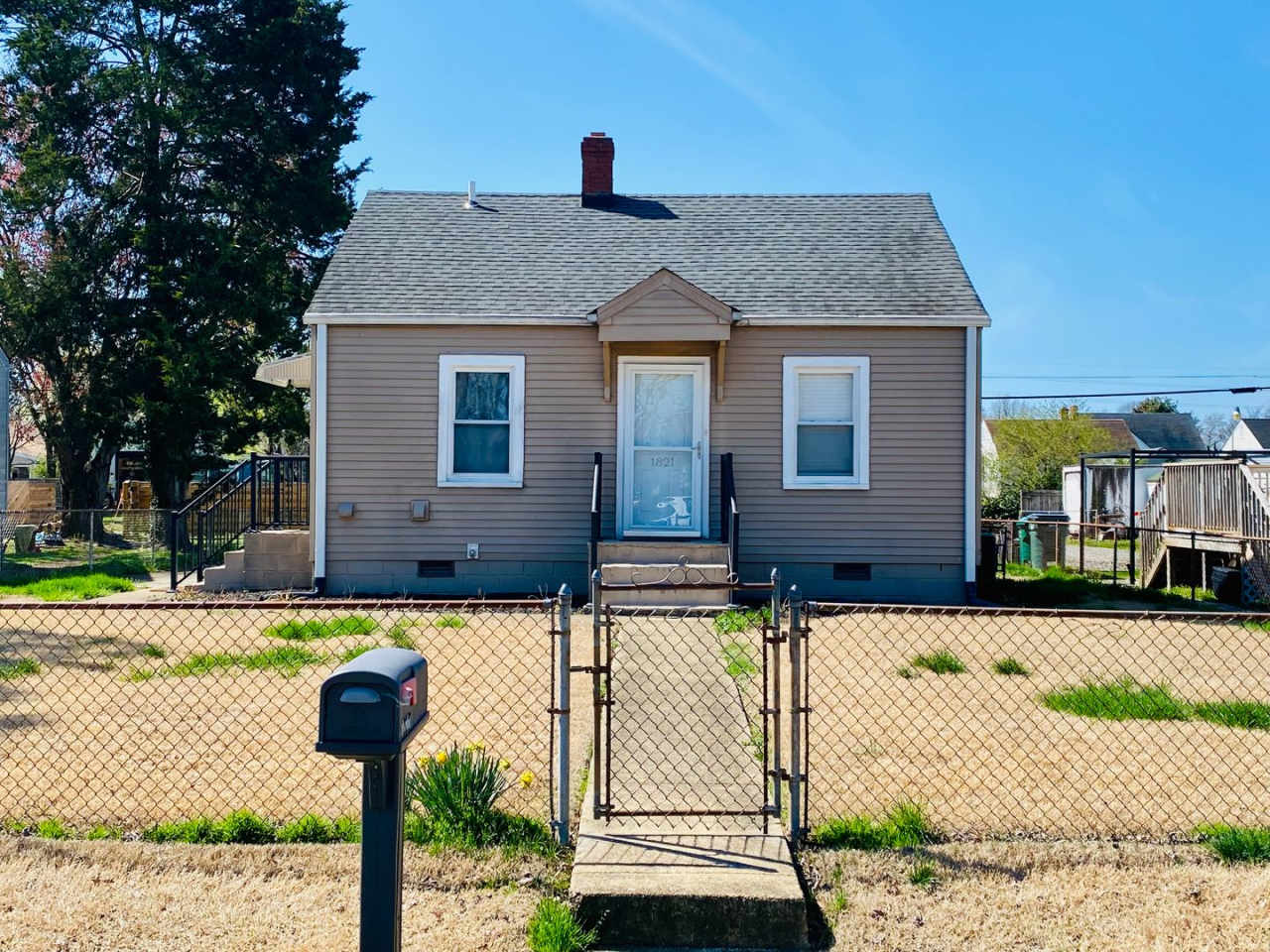 Adorable 2bdrm/1bth Bungalow Conveniently Located in Henrico's East Highland Park!!