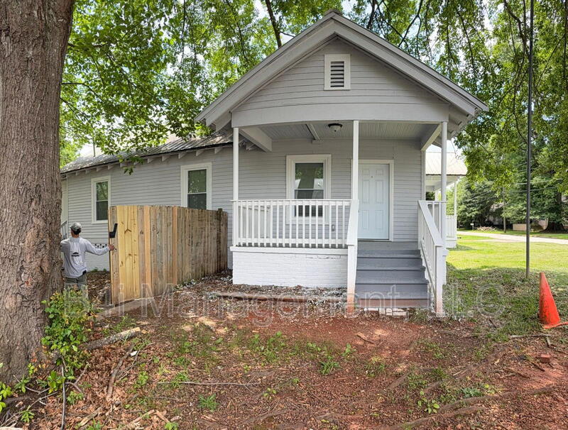 422 Lakeview Street B