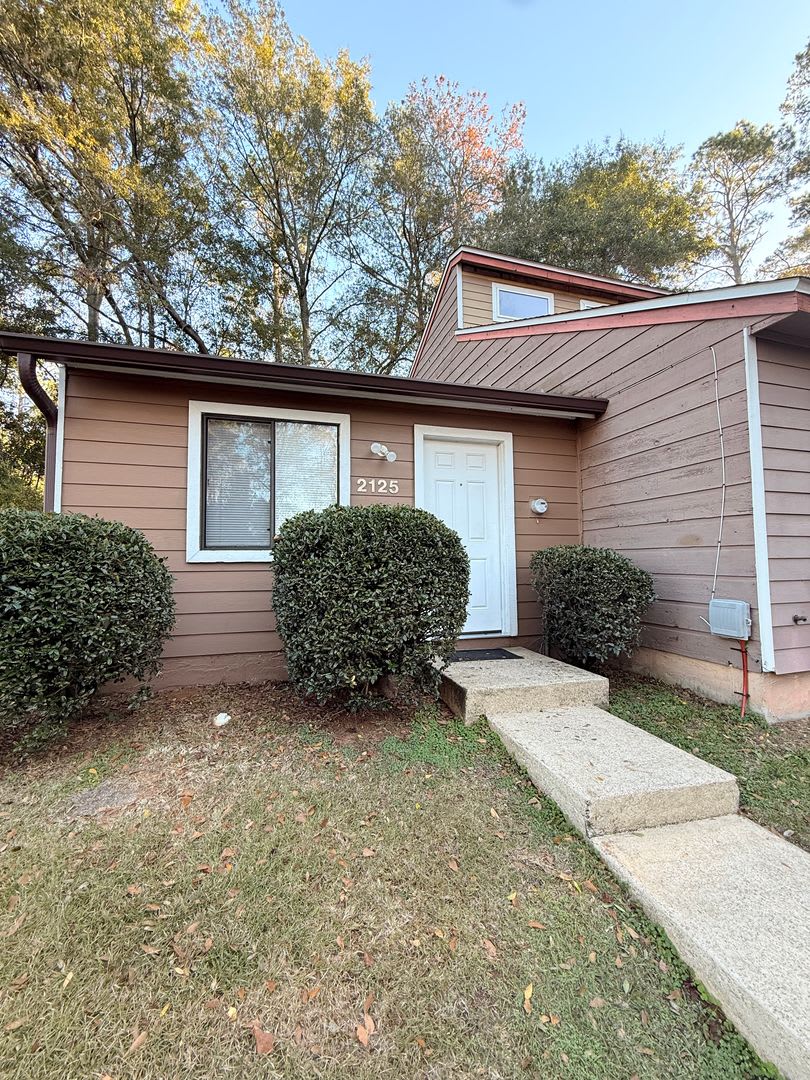 1 bedroom 1 bath townhouse! Off of Tharpe st! Available now!