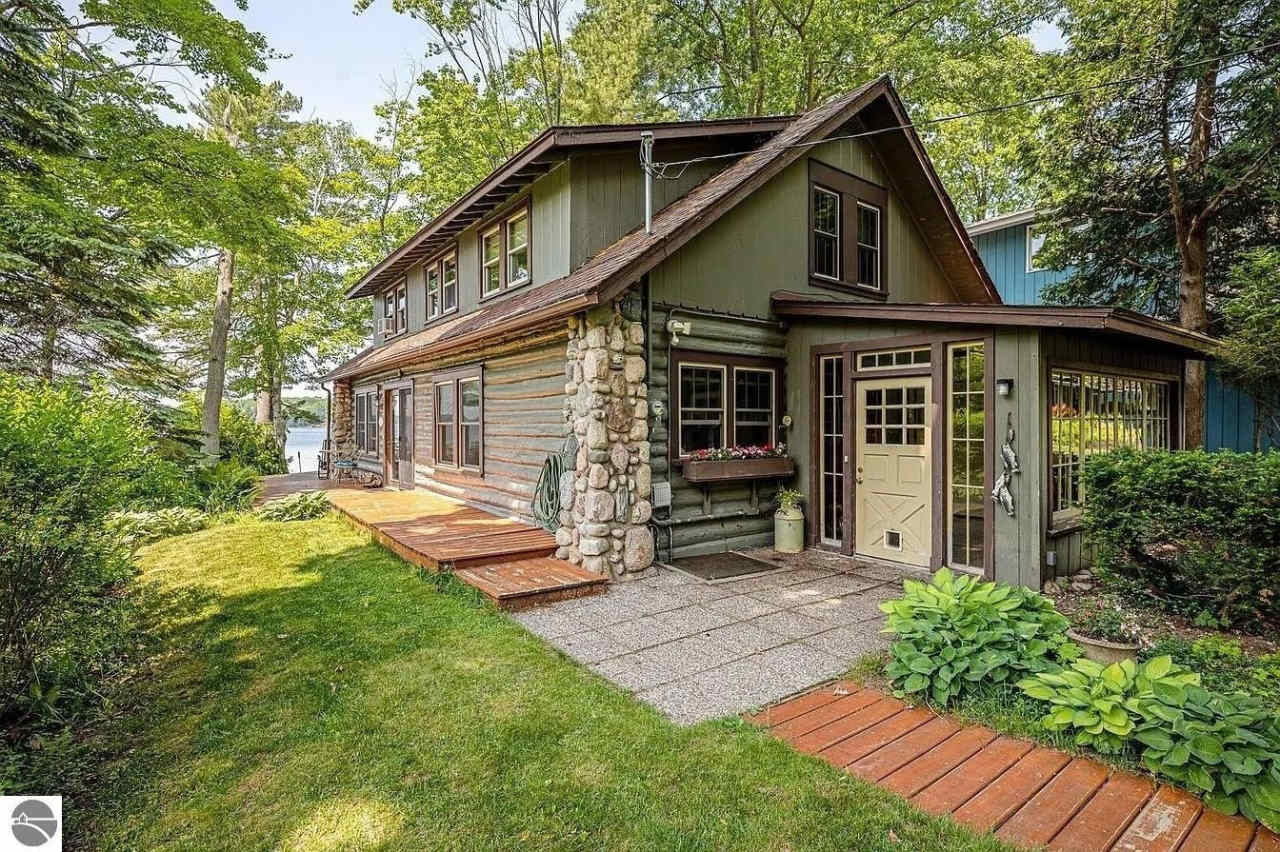 843 N South Long Lake Road