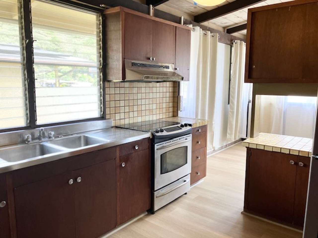 Spacious Single Family Home in Waialae-Kahala, $4,500-3 bedroom  Den, 2-bath