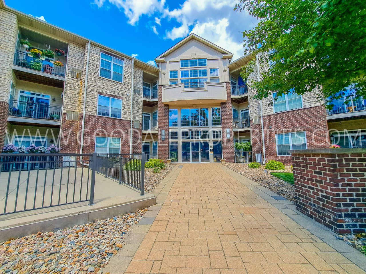 1 MONTH FREE RENT!!! 2 Bedrooms 2 Bathroom Condo on Grand Ave with 2 Indoor parking spots!