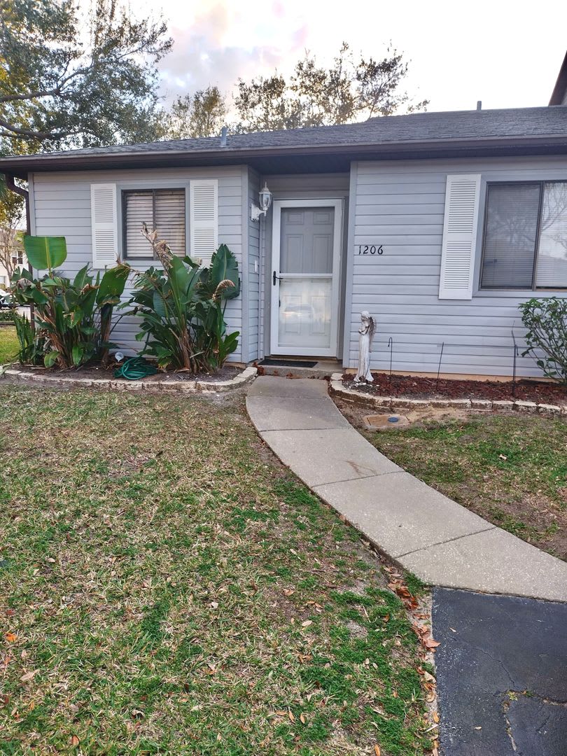 Port Orange 2 bedroom, 2 bathroom, pool and tennis courts