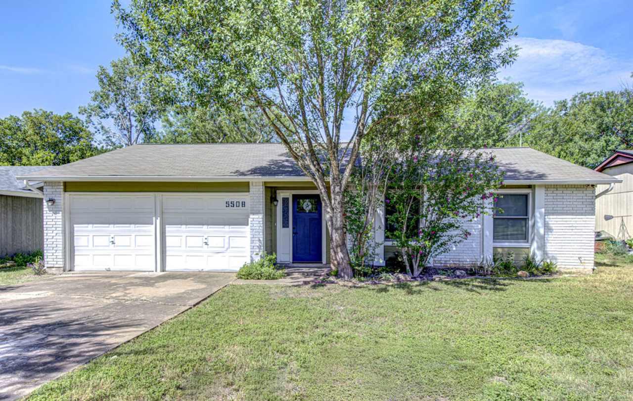 Adorable 3/2 with an office in Wagon Crossing!