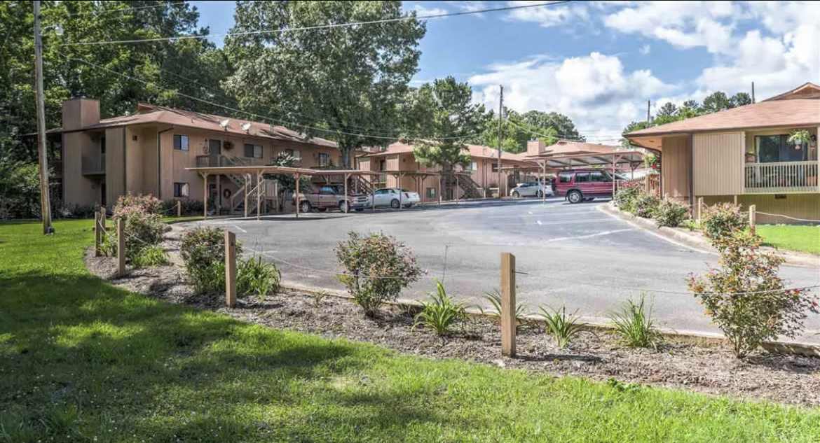 1100 Woodlawn #25