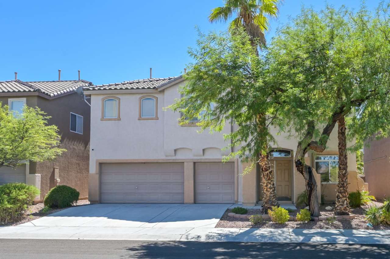 SW!! Southern Highlands!!! 4 Bedrooms!!! Bed  Bath Downstairs!!! 3 Car Garage!! Close to Park!!