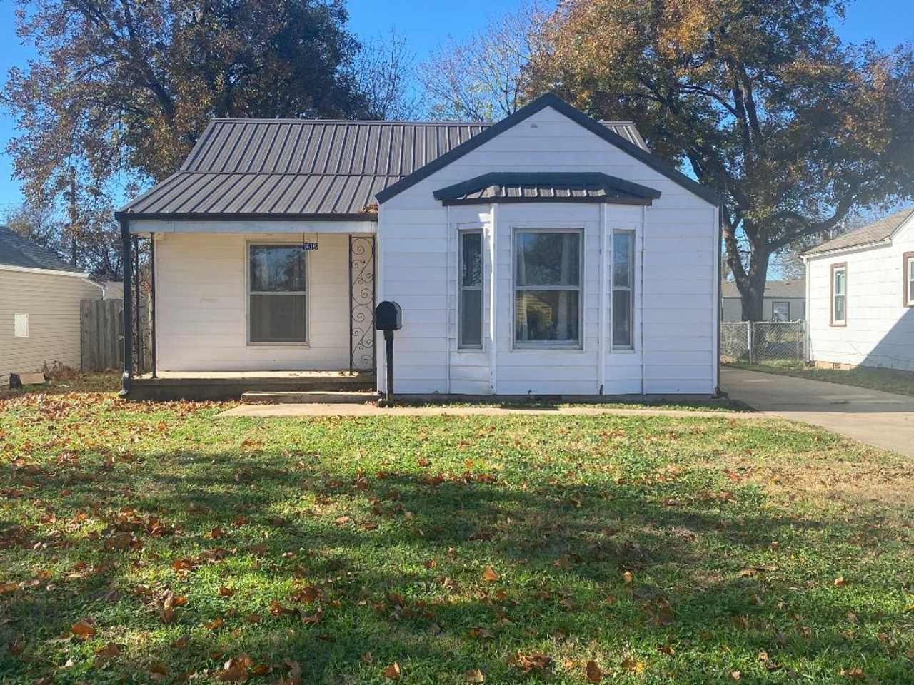 Charming 2-bedroom, 1 bathroom home.