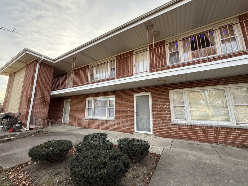 1119 E Algonquin Rd # 2