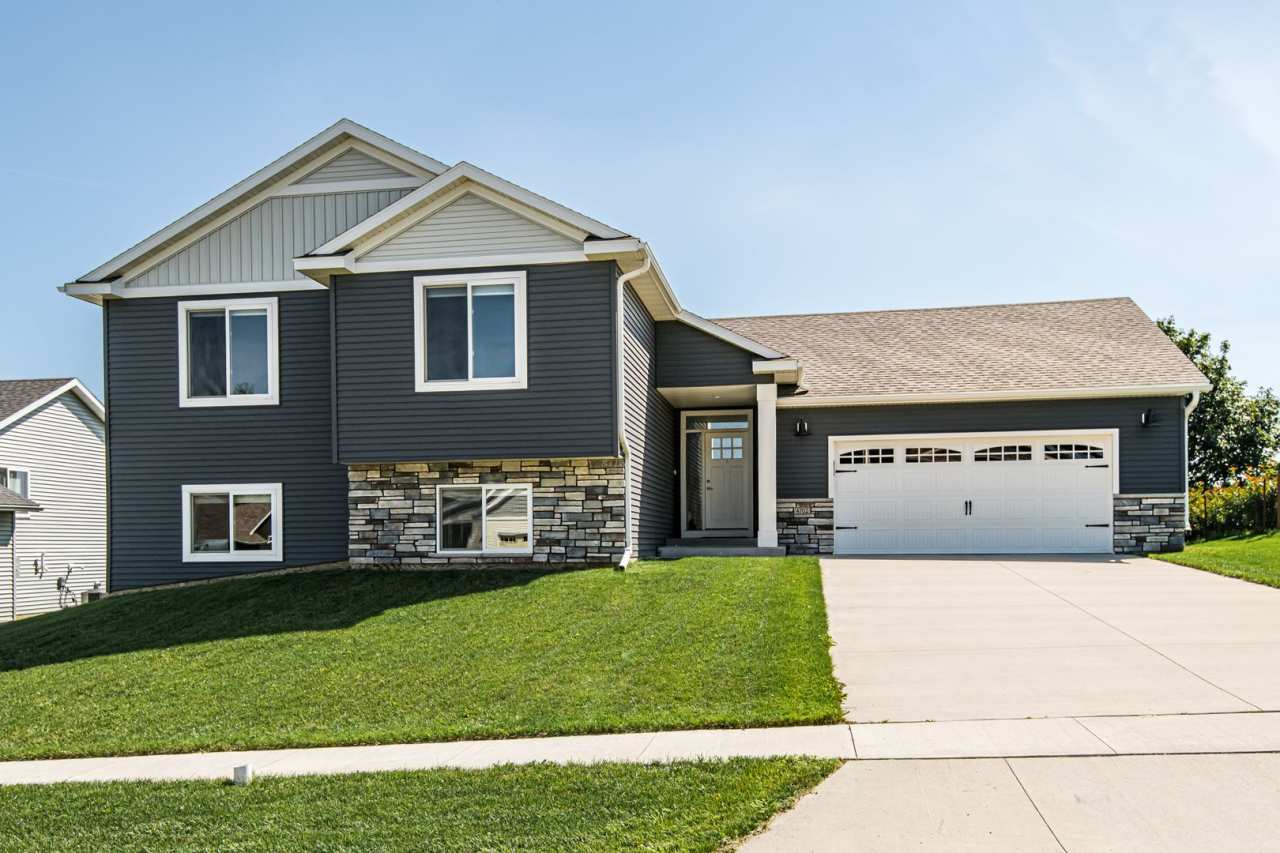 Gorgeous, spacious home on beautiful country-like lot!