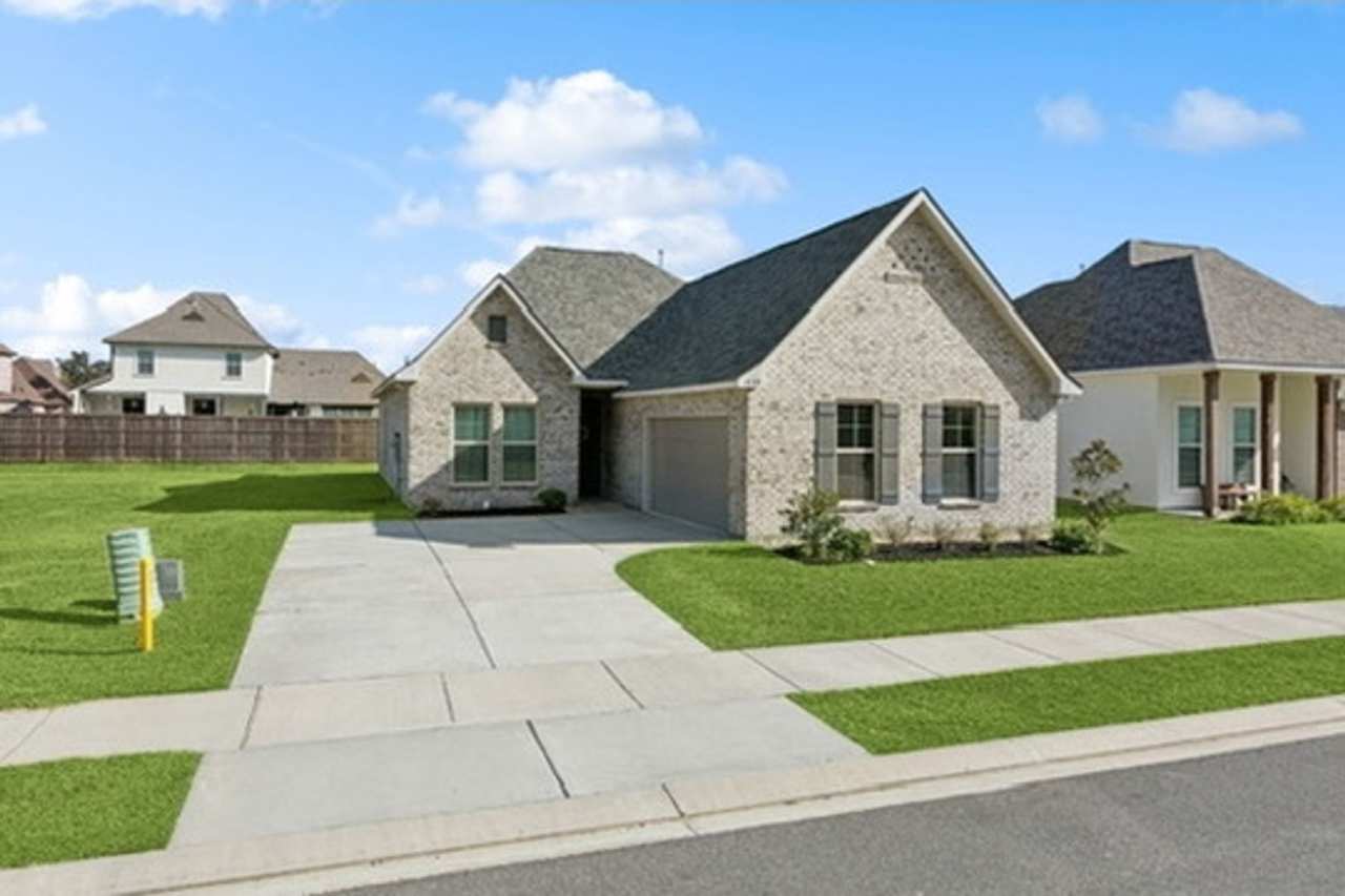 Bright  Spacious 4BR Home in Lake Haven – Holiday Move In Special!