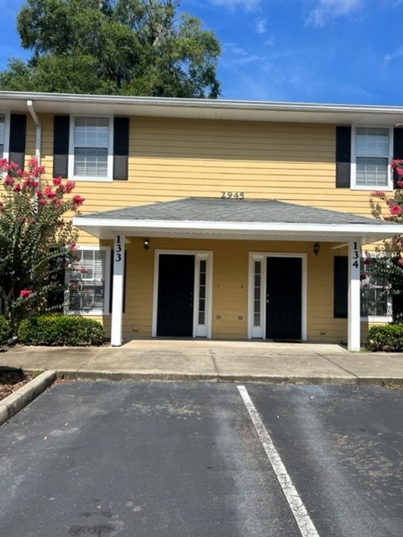 Great Location for this 2 bedroom 2 1/2 bath in Woods Edge South