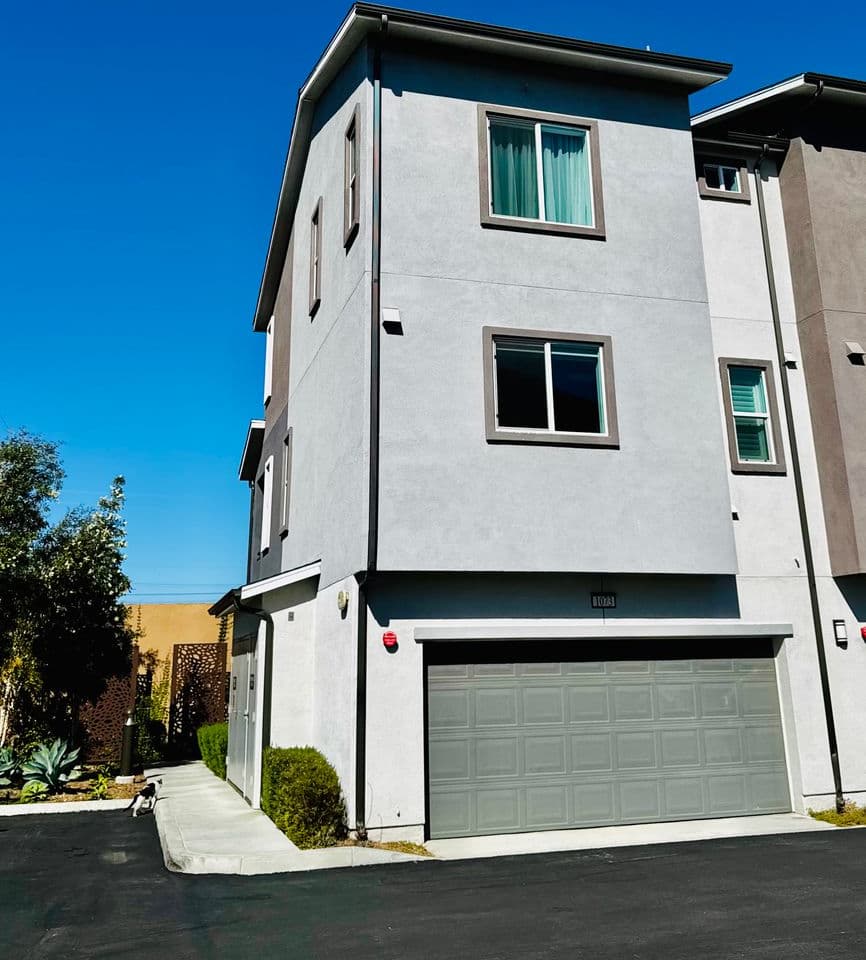 Gorgeous Three Bedroom Townhome For Rent in Gardena!
