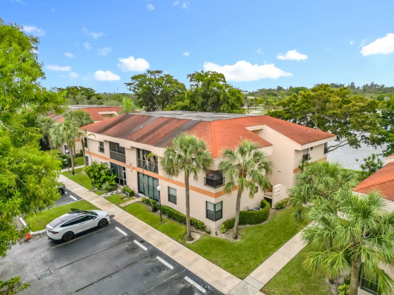 Gorgeous 3 bedroom Corner Unit with Lake view in Coconut Creek