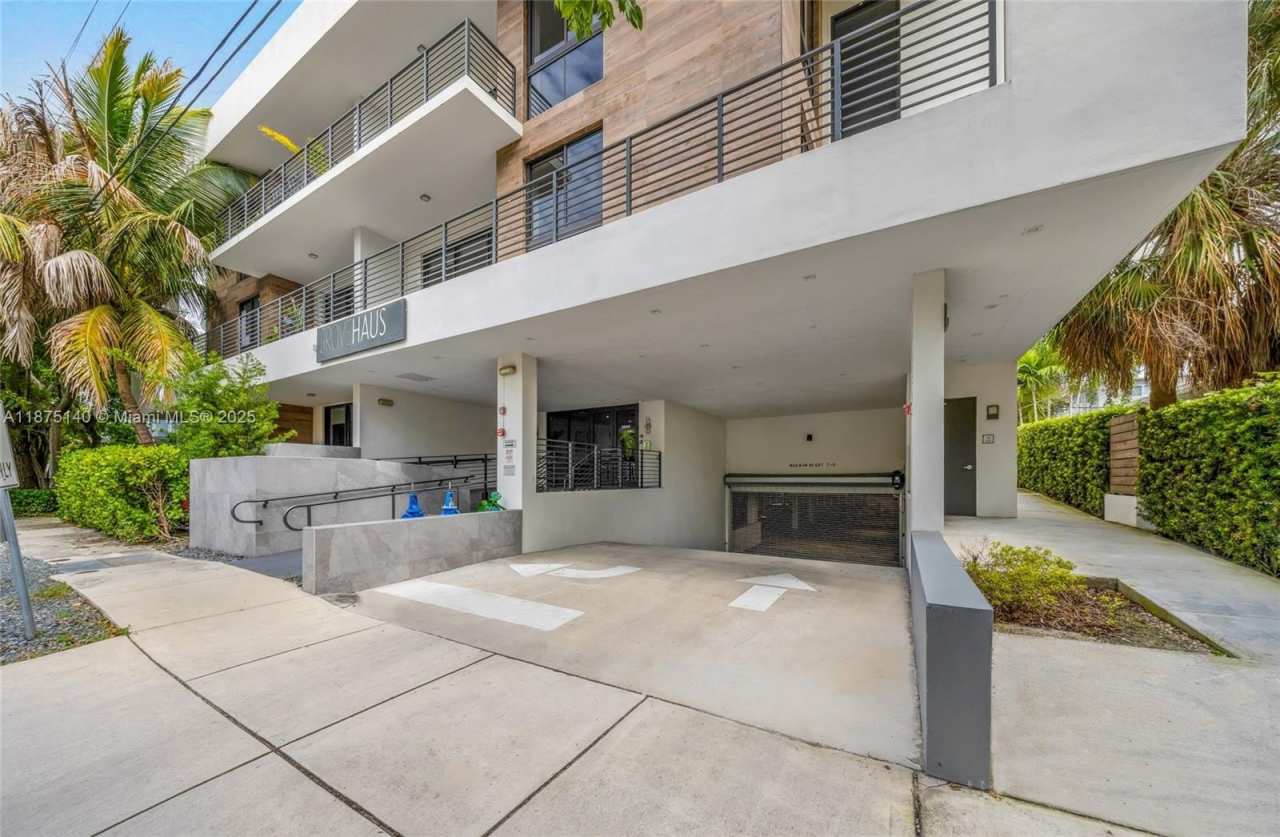 3265 Bird Ave