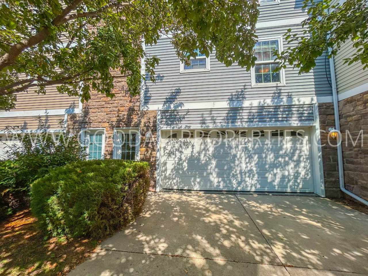 Great Location!! 2 bedroom Townhome in Waukee!!