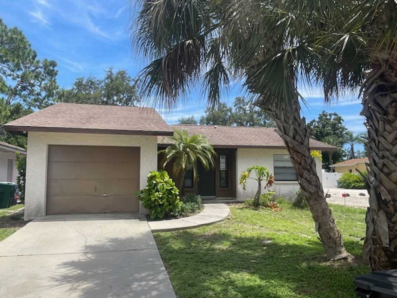 Open and bright 2/2 with garage