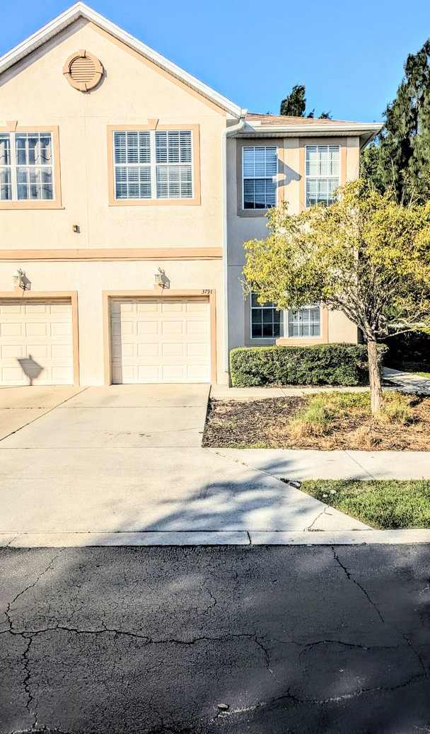 3-bedroom, 2.5-bath end-unit townhome located in Parkstone