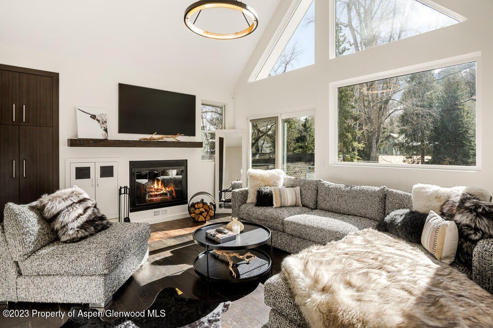 222 W Hopkins Avenue unit: 6