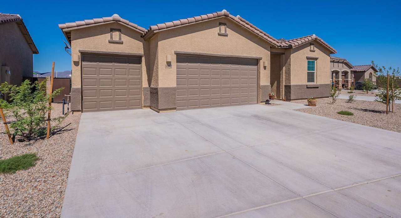 Bright  Spacious 4-Bed Home with 3-Car Garage in Gladden Farms!