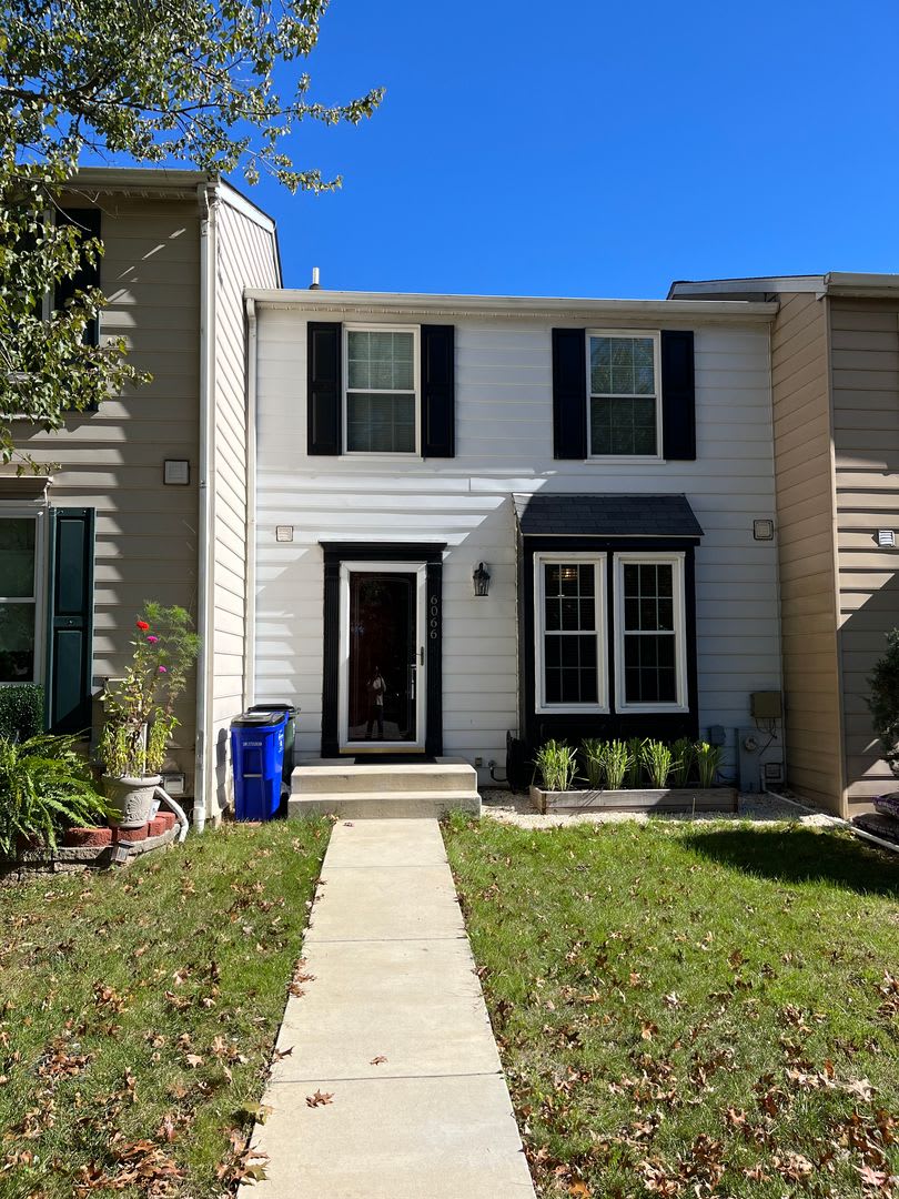 Beautiful 2 Bedrooms 2.5 Bathroom luxury 3 level Townhouse location in the Rockburn Commons Community