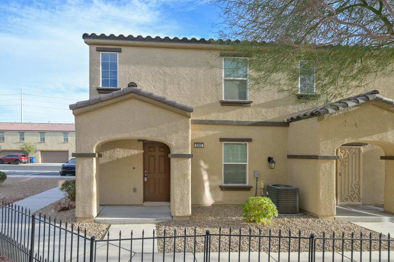 SE!! Gated!! Community Pool!! Clubhouse!! Fitness Center!! Up Graded Appliances!!! 2 Car Garage!!