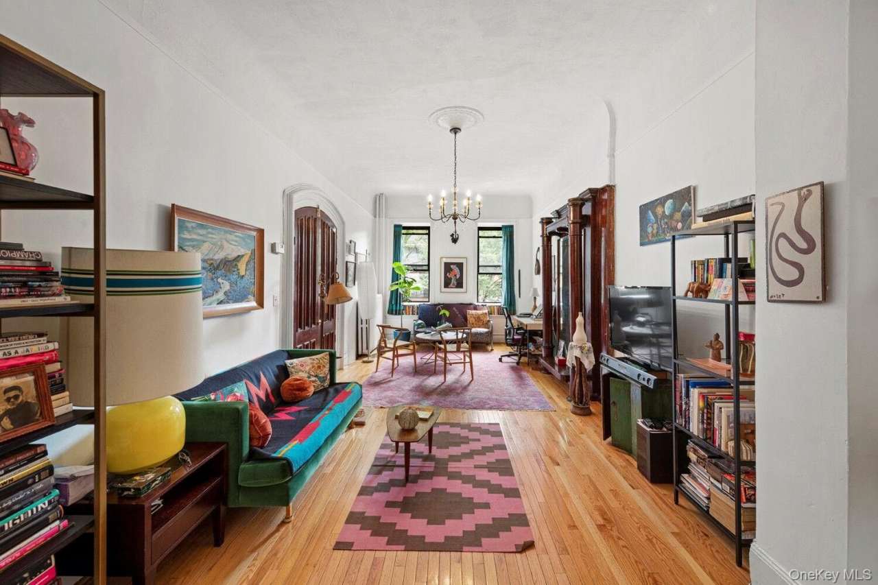 32 ST JAMES Place unit: 1