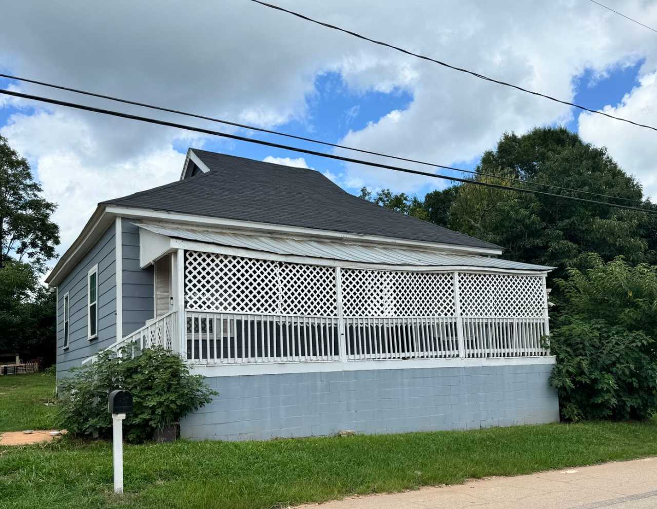 2 Bedroom Cottage with Charm!