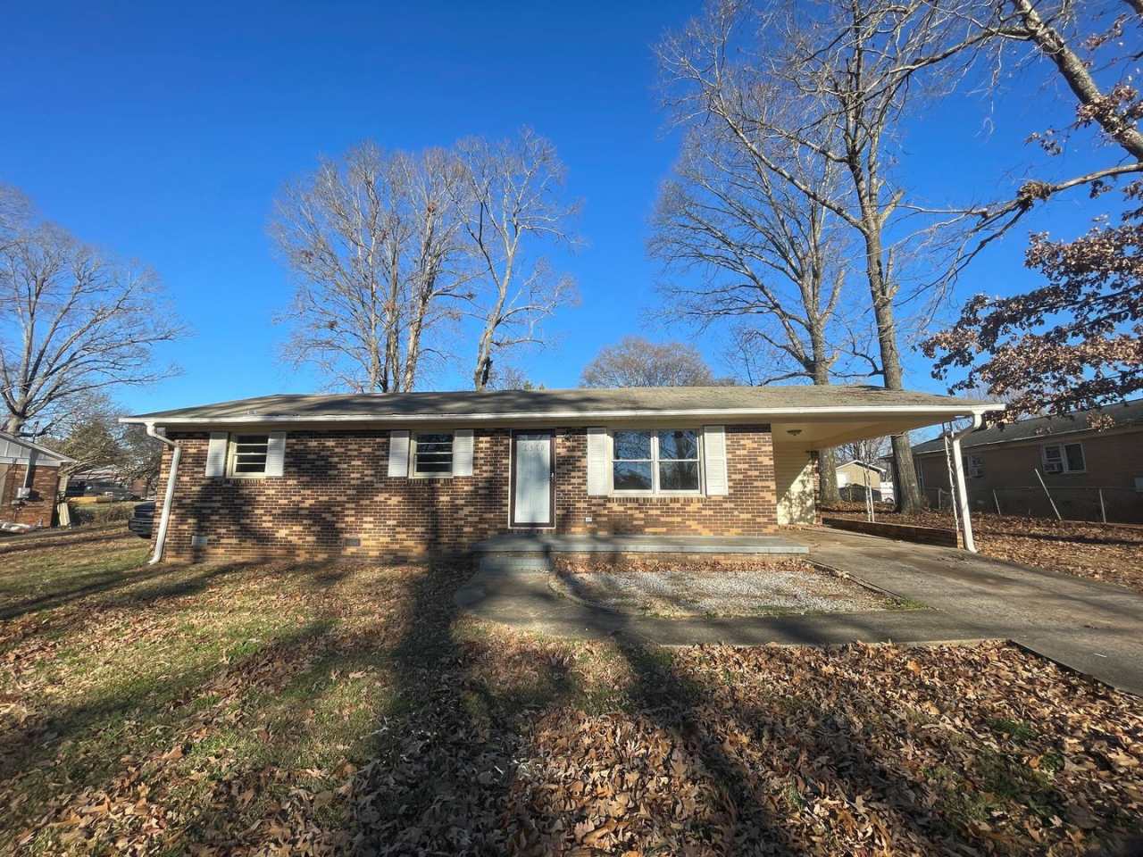 3 bedroom 1 bath brick ranch home-Pet Friendly! Large lawn! Freshly Painted!