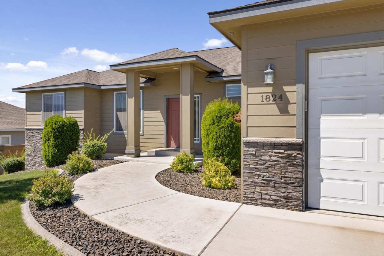 Beautiful Home Close to I82 and Desert Hills Middle School