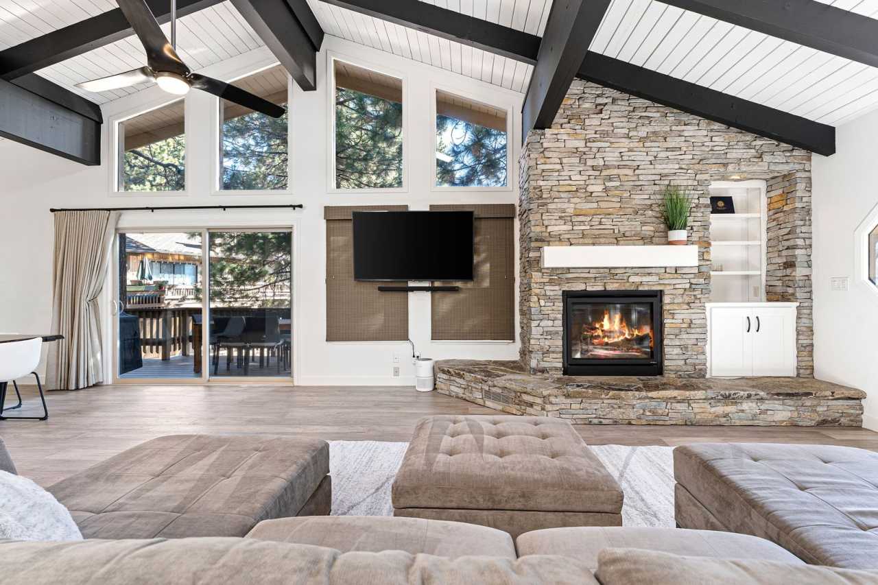 Beautifully Remodeled 3 bed, 3 baths 2 Car Garage