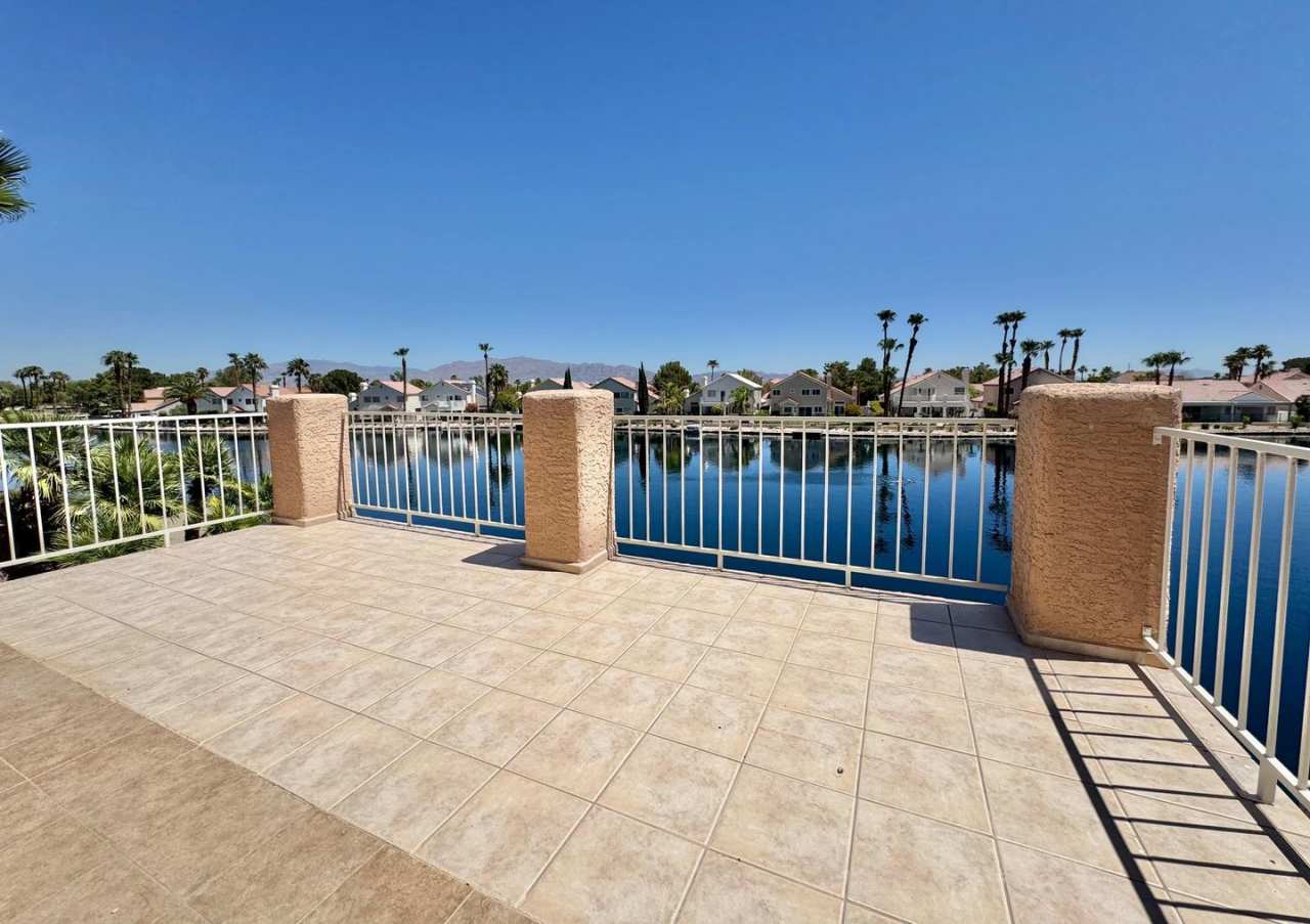 LAKEFRONT with Private Dock - 2 STORY SPACIOUS 4 BEDROOM HOUSE NESTLED IN A CUL-DE-SAC