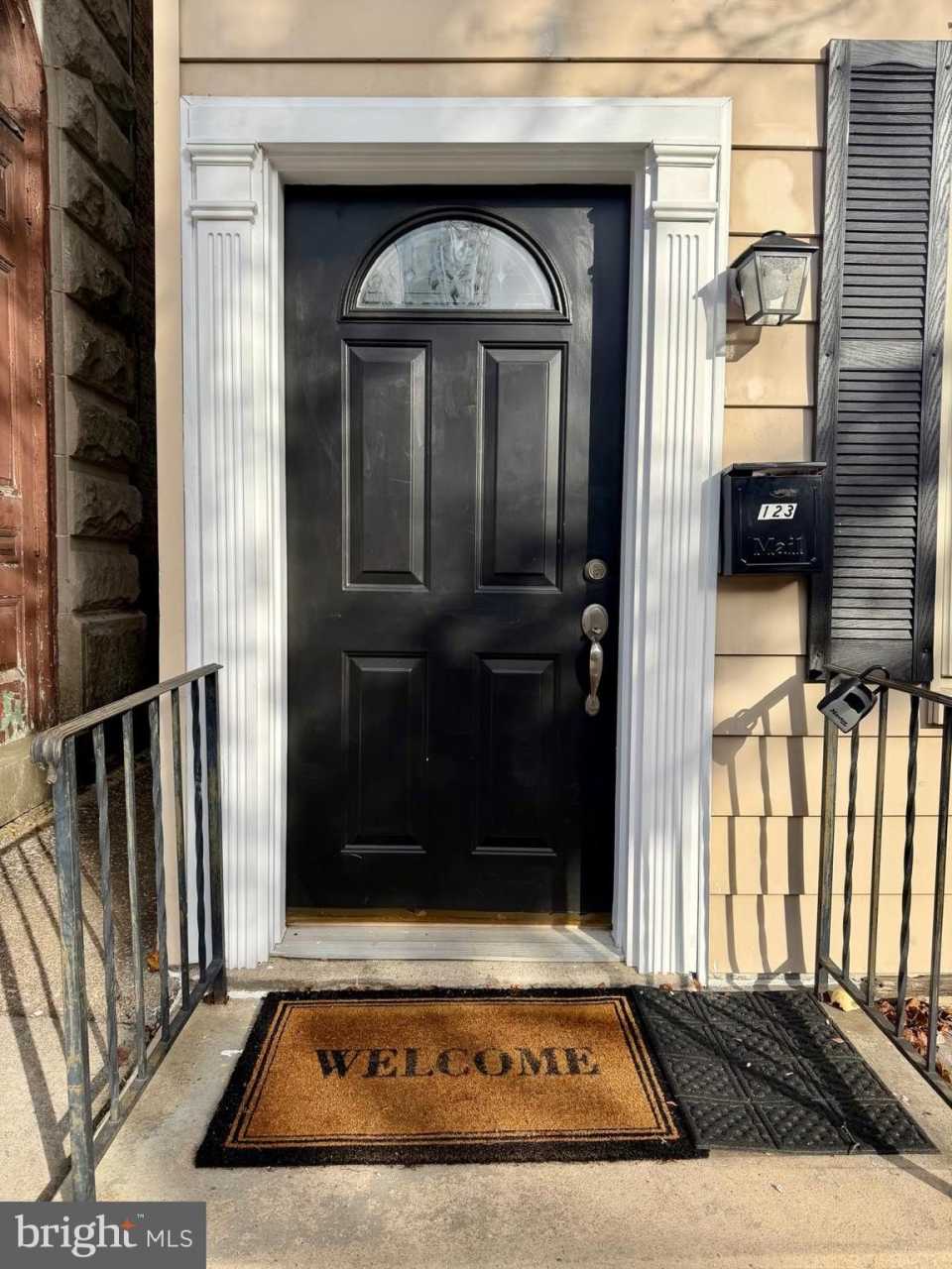 123 E LOUTHER Street