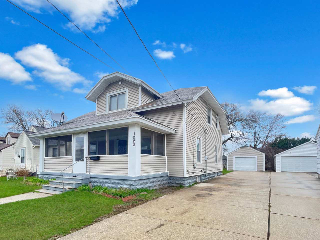 Beautiful 3 bed/1.5 bath single family home with bonus room!