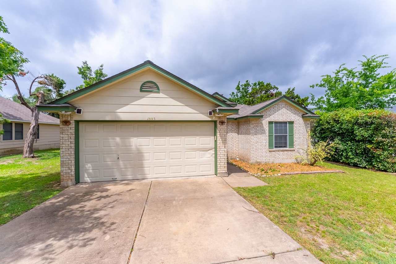 Stunning 3 bedroom 2 bathroom in Leander!