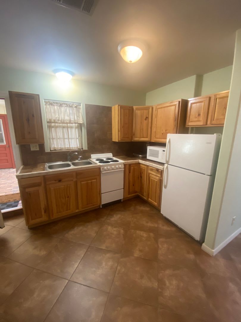 Cute 1 bedroom 1 bathroom unit with utilities included