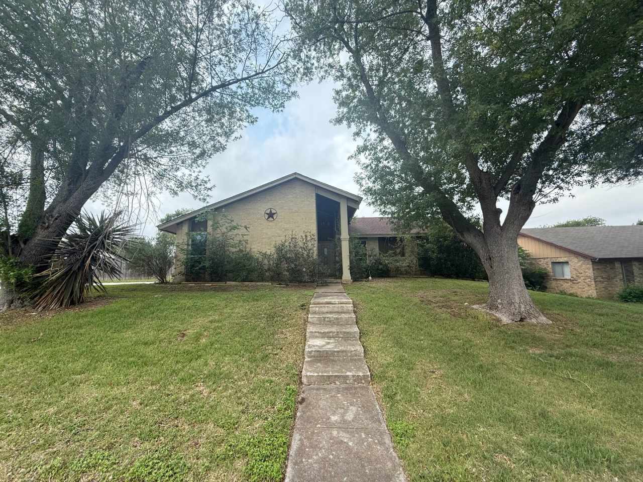 Large lot With Mature Trees and a Spacious Floorplan