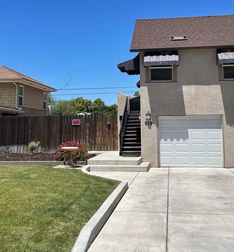 Cute  updated 1 bedroom 1 bathroom Fresno High Area studio home.