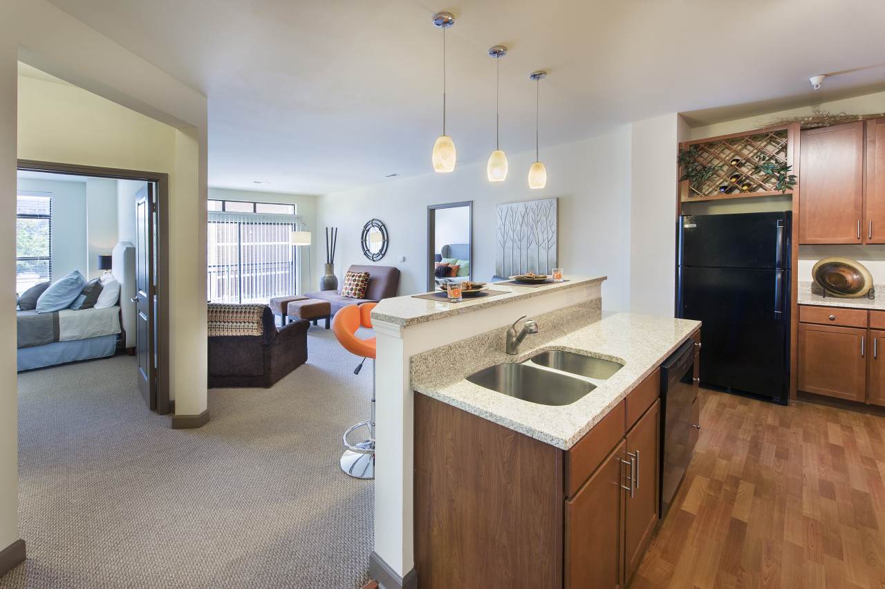 Cosmopolitan on the Canal