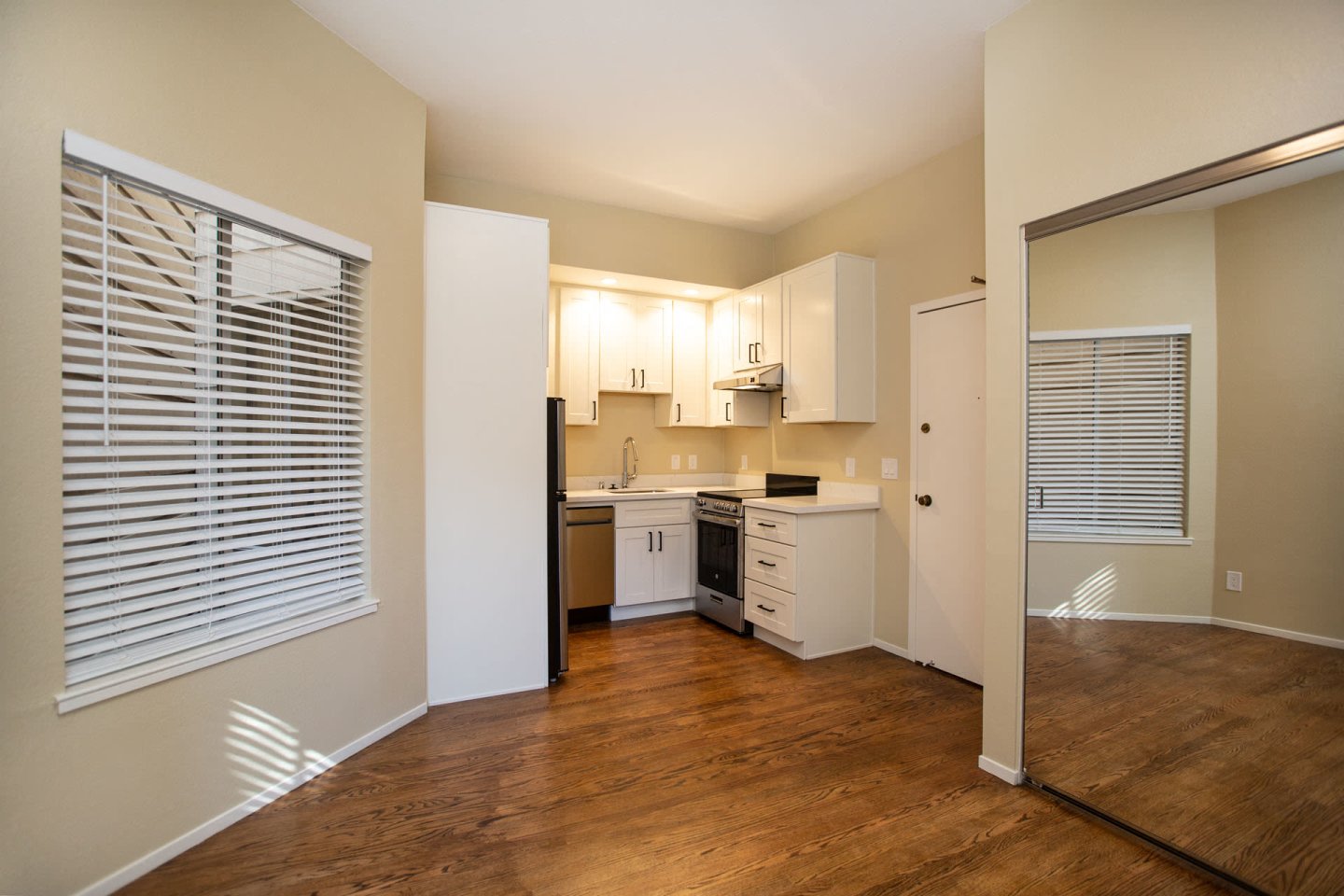 977 PINE Apartments Image 3