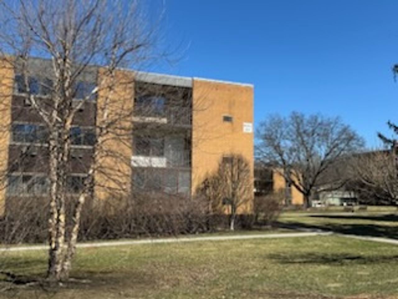 Country Club Apartments Image 4