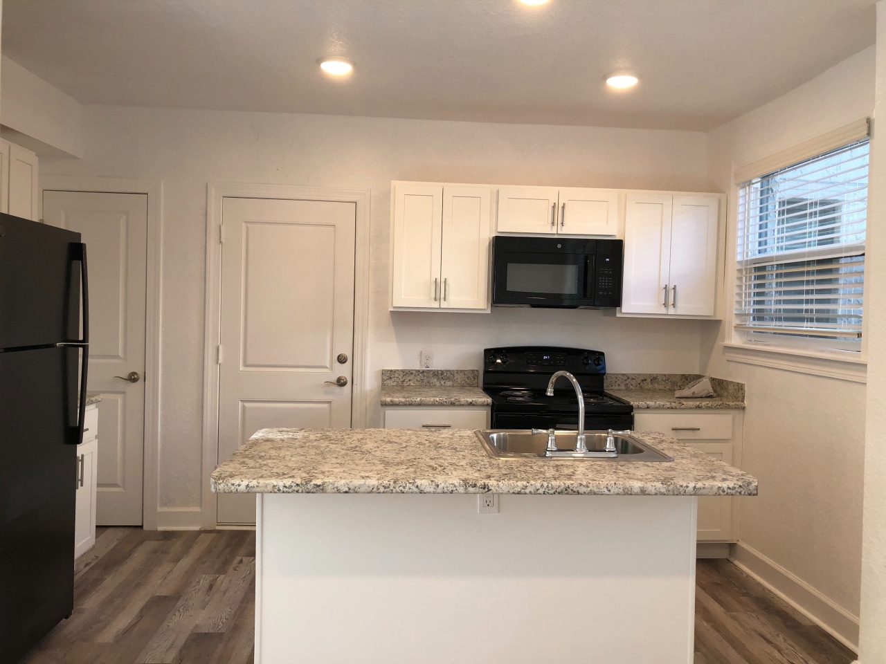 Riviera Park Apartments & Townhomes Image 2