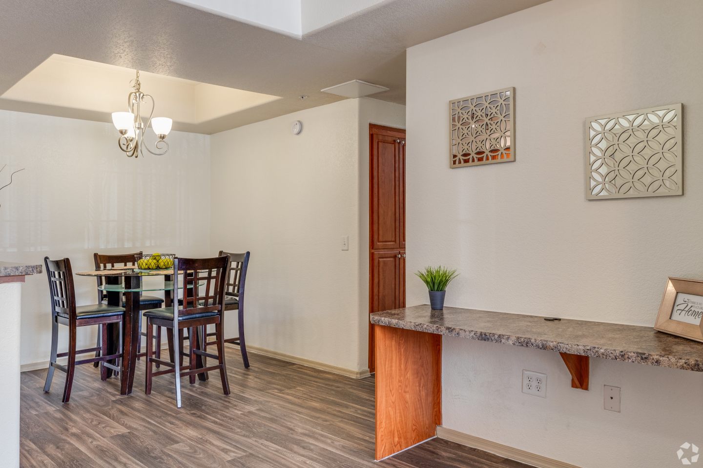 Del Mar Apartments Image 6