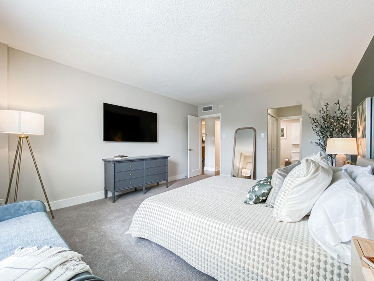 Plaza Apartments Image 35