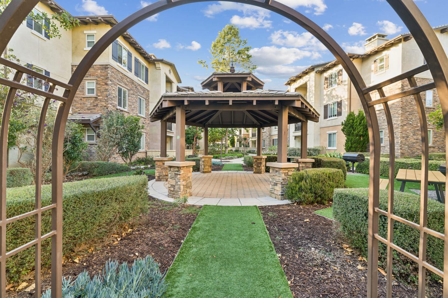 Hollister Village Image 56